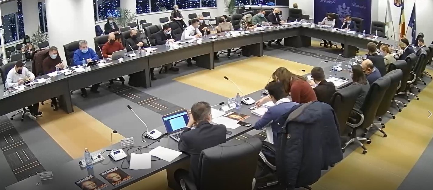 Fotografie cu sala de sedinte a Consiliului Local