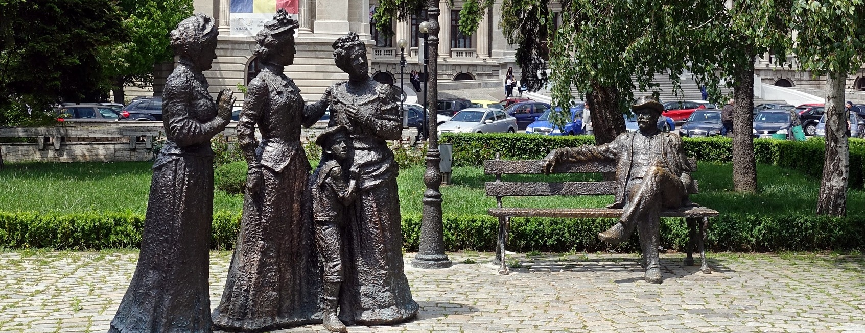 Fotografie cu grupul statuar din bronz aflat în parcul din fața Casei de Cultură Prahova